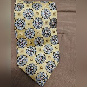 Elegant Floral Patterned Tie